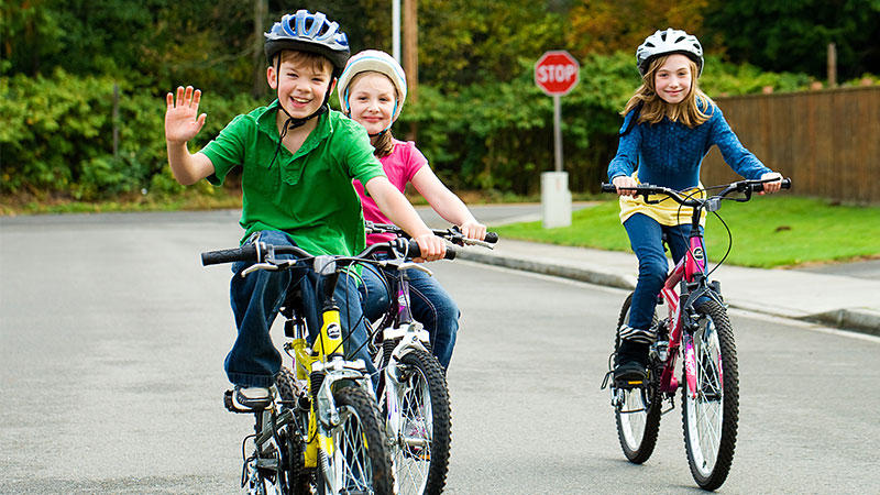 3 children cycling
